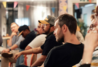 Personen die jemandem zuhören