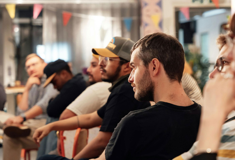 Personen die jemandem zuhören