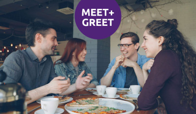 Personen unterhalten sich freudig