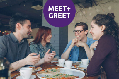 Personen unterhalten sich freudig