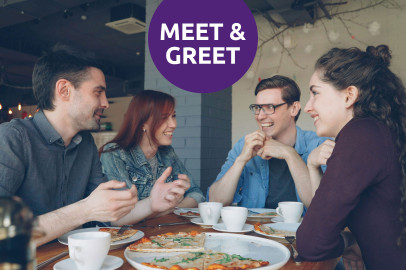 Personen unterhalten sich beim essen