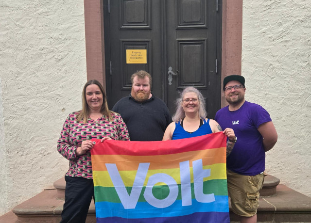 Das neugewählte Local Lead-Team steht vor einer Tür. Von Links nach Rechts sind zu sehen:Katharina Zelies, Sebastian Panschar, Veronika Dörffler, Christian Tobias Pfaff