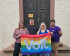 Das neugewählte Local Lead-Team steht vor einer Tür. Von Links nach Rechts sind zu sehen:Katharina Zelies, Sebastian Panschar, Veronika Dörffler, Christian Tobias Pfaff