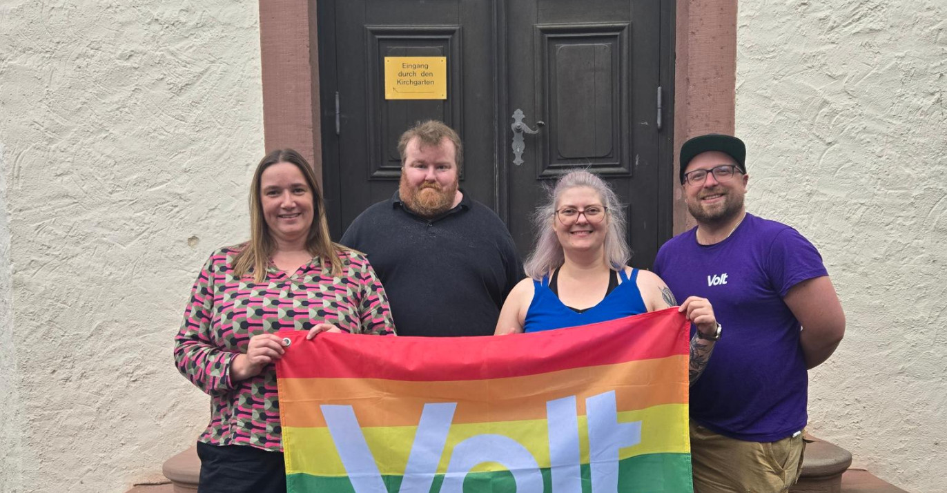 Das neugewählte Local Lead-Team steht vor einer Tür. Von Links nach Rechts sind zu sehen:Katharina Zelies, Sebastian Panschar, Veronika Dörffler, Christian Tobias Pfaff