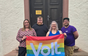 Das neugewählte Local Lead-Team steht vor einer Tür. Von Links nach Rechts sind zu sehen:Katharina Zelies, Sebastian Panschar, Veronika Dörffler, Christian Tobias Pfaff