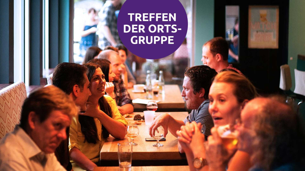 Foto von Taylor Friehl auf Unsplash - Personen, die am Tisch sitzen