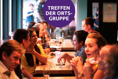 Foto von Taylor Friehl auf Unsplash - Personen, die am Tisch sitzen