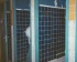 Es ist eine Schultoilette gezeigt, welche alte blaue Kacheln hat und Renovierung benötigt. Foto von yassine rahaoui auf Unsplash