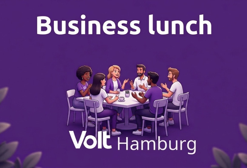 An einem Mittagstisch sitzen eine gemischte Gruppe und diskutiert miteinander. Darum herum der Schriftzug: Business Lunch, Volt Hamburg