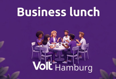 An einem Mittagstisch sitzen eine gemischte Gruppe und diskutiert miteinander. Darum herum der Schriftzug: Business Lunch, Volt Hamburg