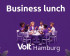 An einem Mittagstisch sitzen eine gemischte Gruppe und diskutiert miteinander. Darum herum der Schriftzug: Business Lunch, Volt Hamburg