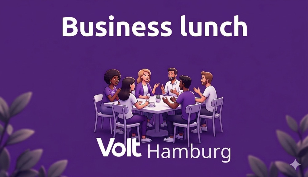 An einem Mittagstisch sitzen eine gemischte Gruppe und diskutiert miteinander. Darum herum der Schriftzug: Business Lunch, Volt Hamburg