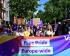 Ein großes Regenbogenbanner mit der Aufschrift: „Free Pride, Europe-wide“ führt die Demonstranten mit verschiedenen Demoschildern an. Viel violette Farbe und derSchriftzug Volt zeigt, dass es sich um eine Gruppe Volt Mitgliedern auf dem CSD handelt.