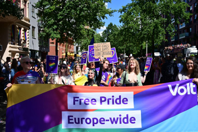 Ein großes Regenbogenbanner mit der Aufschrift: „Free Pride, Europe-wide“ führt die Demonstranten mit verschiedenen Demoschildern an. Viel violette Farbe und derSchriftzug Volt zeigt, dass es sich um eine Gruppe Volt Mitgliedern auf dem CSD handelt.