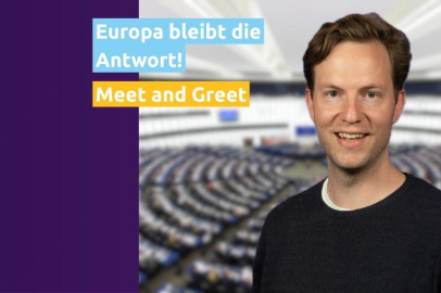 Rechts der freundlich lächelnde Damian Boeselager auf dem Hintergrund des Europaparlaments. Mittig der Schriftzug: Europa bleibt die Antwort, Meet and Greet
