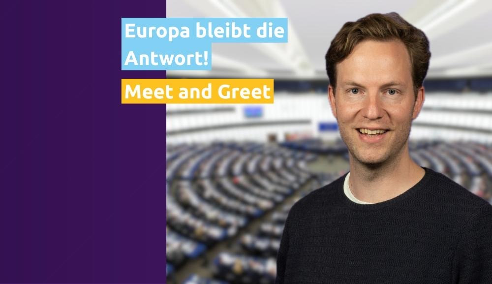Rechts der freundlich lächelnde Damian Boeselager auf dem Hintergrund des Europaparlaments. Mittig der Schriftzug: Europa bleibt die Antwort, Meet and Greet