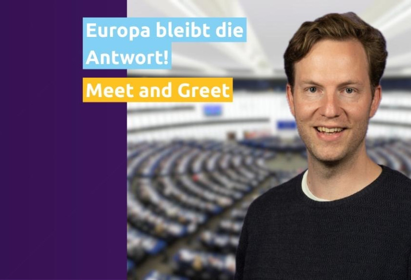 Rechts der freundlich lächelnde Damian Boeselager auf dem Hintergrund des Europaparlaments. Mittig der Schriftzug: Europa bleibt die Antwort, Meet and Greet