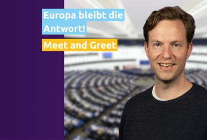 Rechts der freundlich lächelnde Damian Boeselager auf dem Hintergrund des Europaparlaments. Mittig der Schriftzug: Europa bleibt die Antwort, Meet and Greet