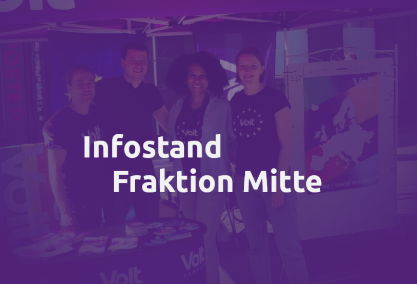 Im Hintergrund hinter Volt violetter Maske sehen wir vier freundliche Personen an einem Volt Stand. Im Vordergrund der Schriftzug: 