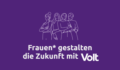 vier Frauen stehen selbstbewusst zusammen. Darunter der Schriftzug: Frauen* gestalten die Zukunft - Mit Volt