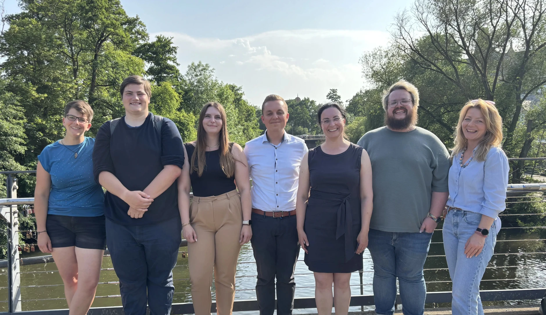 Die Menschen des Landesvorstands Hessen stehen auf einer Brücke über einem Fluss.