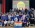 Ein Gruppenfoto der Mitglieder von Volt Hessen mit Europa- und Voltfahnen