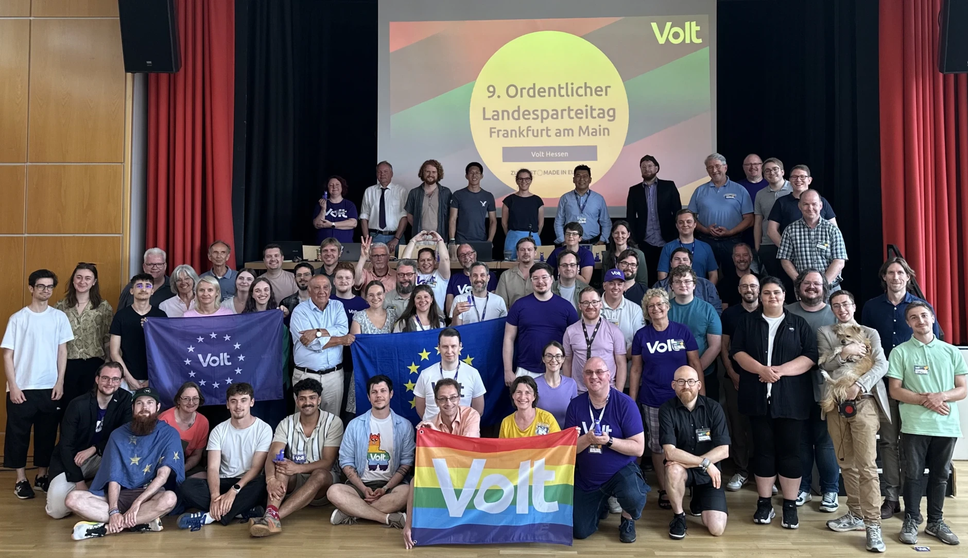 Ein Gruppenfoto der Mitglieder von Volt Hessen mit Europa- und Voltfahnen