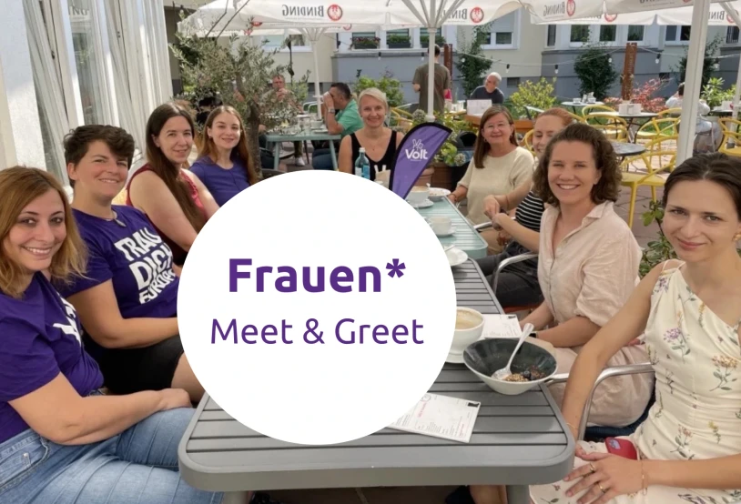 Szene aus einem Biergarten: Die tollen Frauen von Volt lächeln in die Kamera.