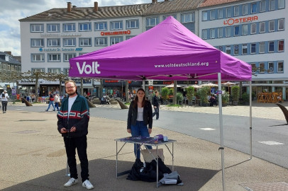 Bild des Kassler Infostandes am Königsplatz in Kassel mit Volt-Pavillion und zwei Personen des lokalen Kassler Volt teams