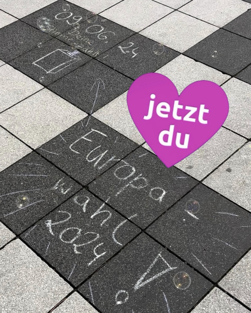 Europawahl 2024 und 09.06.24 mit Kreide auf Boden geschreiben und ein digitales jetzt du auf pinkem Herz, wie es auch auf manche Wahlplakate geklebt wurde