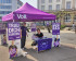 Zwei Personen des Kassler Volt Teams am Stand am Königsplatz in Kassel zur Europawahl mit 4 der beschriebenen Wahlplakate für die Europawahl 24 und den 4 Spitzenkandidierenden auf Plakaten