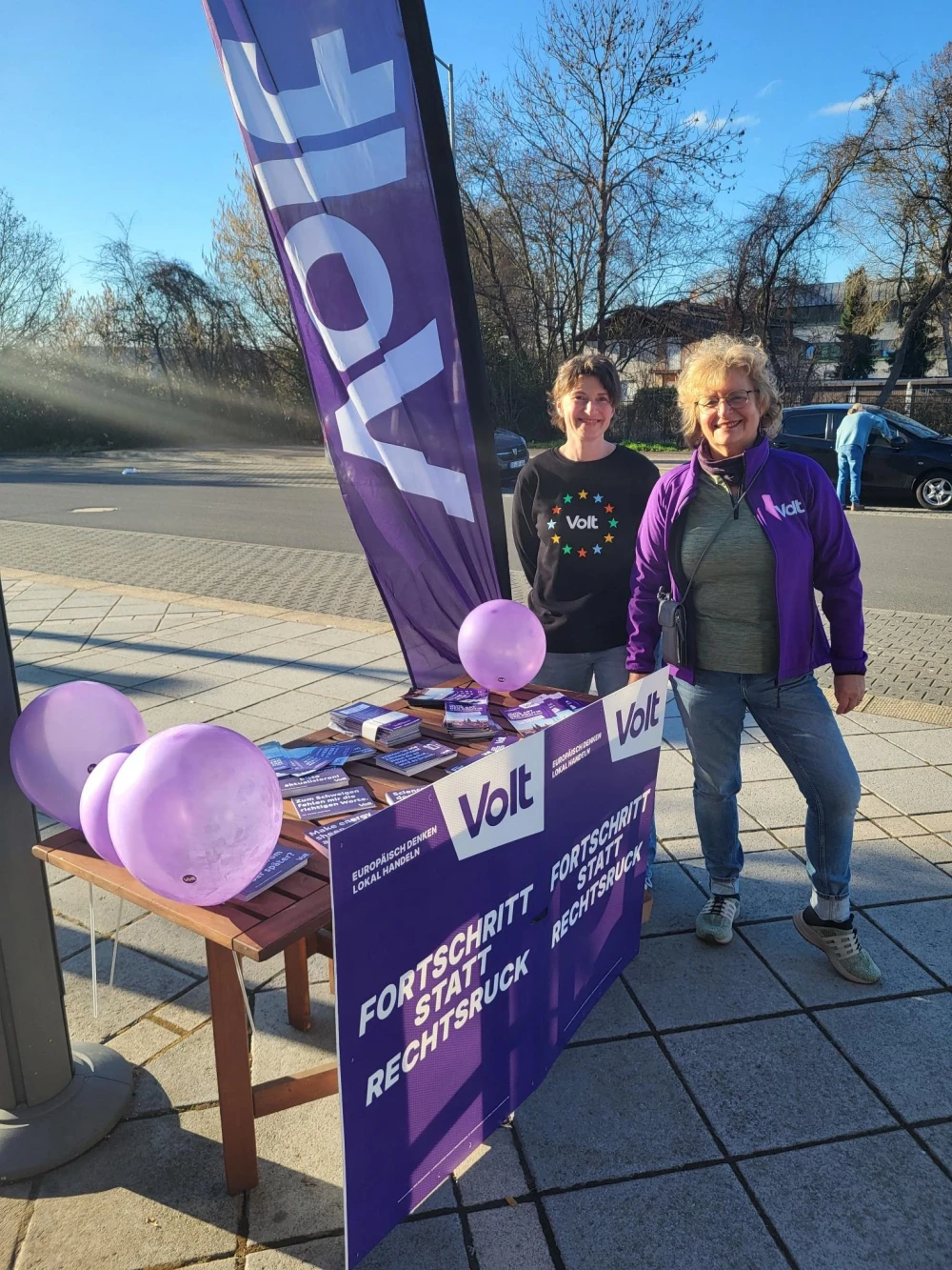 Zwei Frauen an einem Infostand von Volt