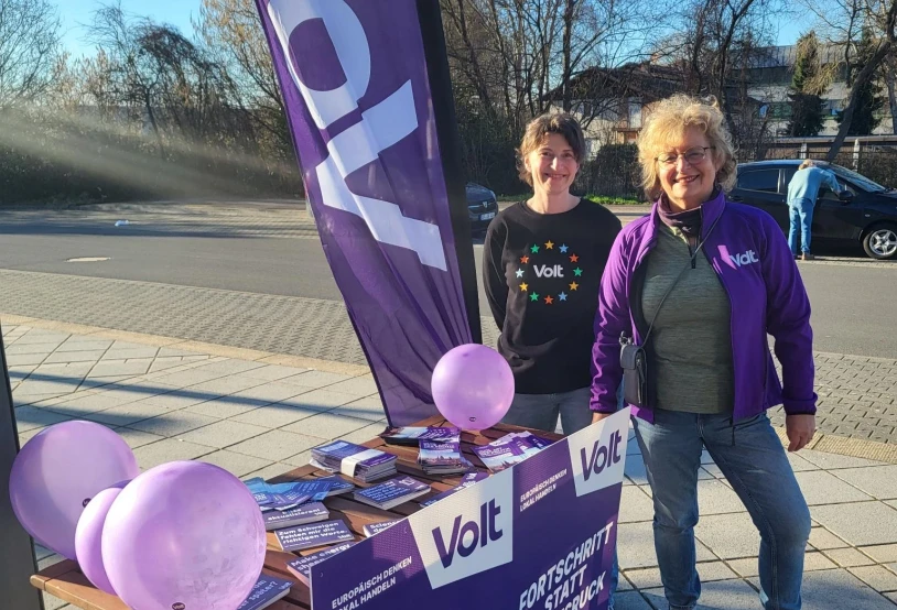 Zwei Frauen an einem Infostand von Volt