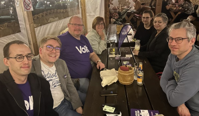 Gruppe von Voltis in einem Restaurant