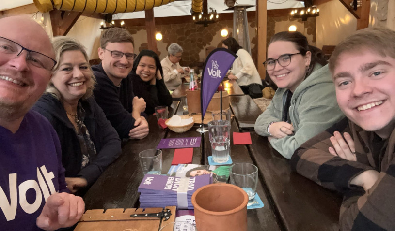 Team und Gäste von Volt Main-Kinzig-Wetterau bei einem Treffen in Gelnhausen