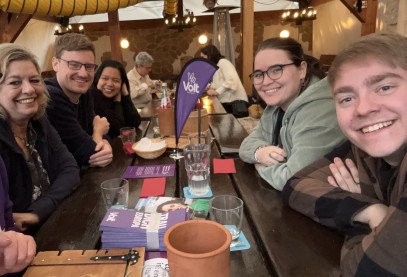 Team und Gäste von Volt Main-Kinzig-Wetterau bei einem Treffen in Gelnhausen