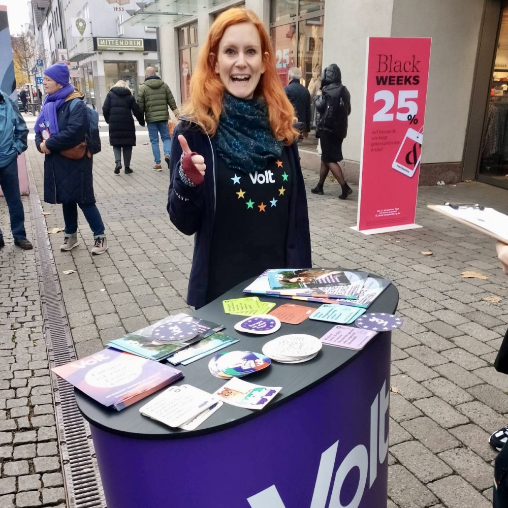 Nina Adam, Local Lead von Volt Main-Kinzig-Wetterau, an einem Wahlkampfstand in Innenstadt von Hanau