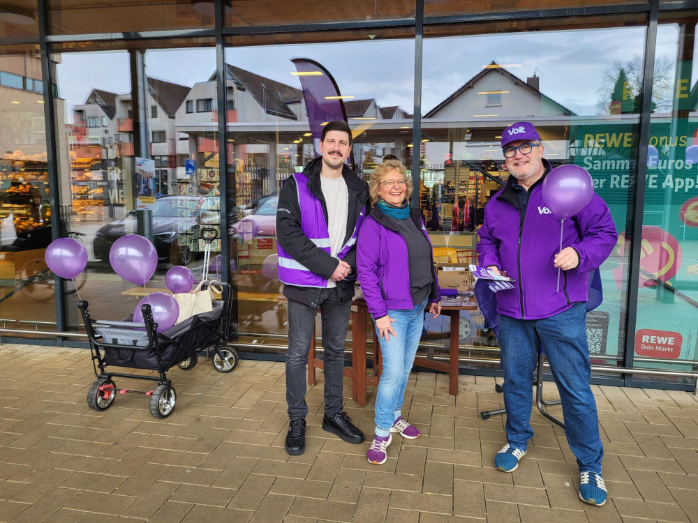 Infostand Bruchköbel mit drei Personen
