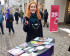 Nina Adam, Local Lead von Volt Main-Kinzig-Wetterau, an einem Wahlkampfstand in Innenstadt von Hanau