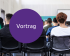 Menschen sitzen auf Stühlen. Man sieht sie von hinten. Im Vordergrund ist ein Kreis. Dort steht das Wort Vortrag.