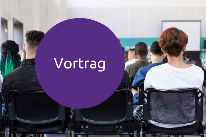 Menschen sitzen auf Stühlen. Man sieht sie von hinten. Im Vordergrund ist ein Kreis. Dort steht das Wort Vortrag.