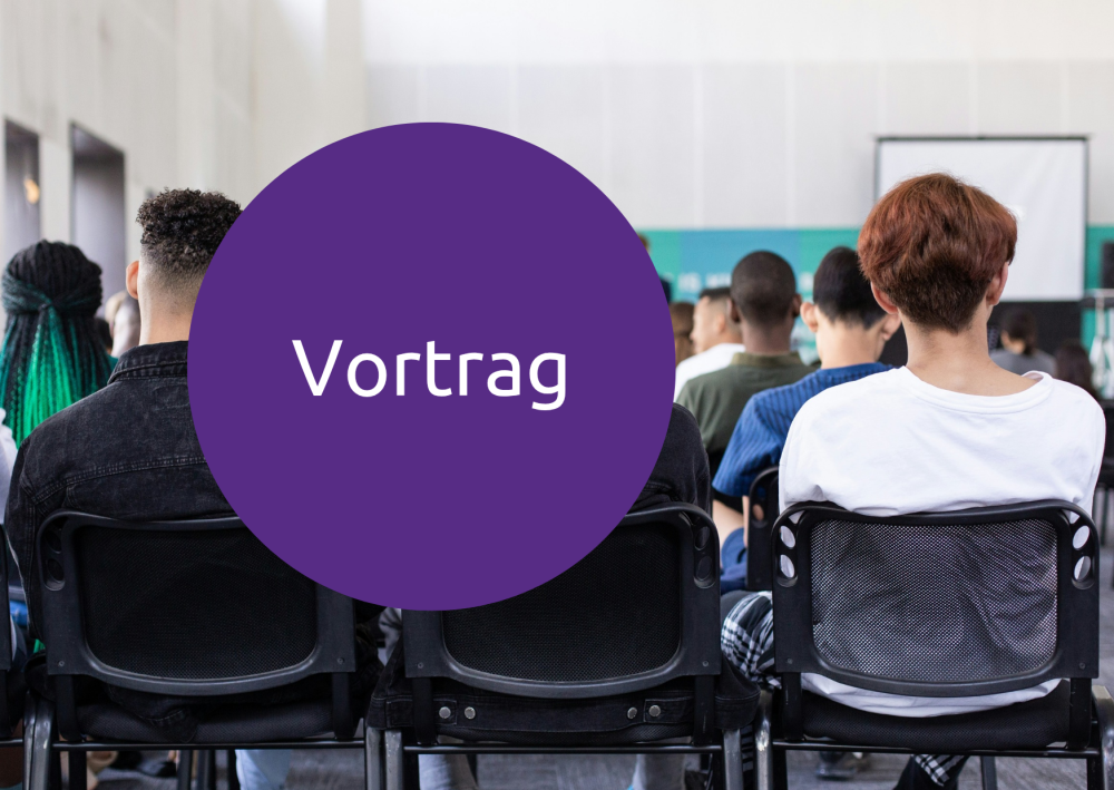 Menschen sitzen auf Stühlen. Man sieht sie von hinten. Im Vordergrund ist ein Kreis. Dort steht das Wort Vortrag.