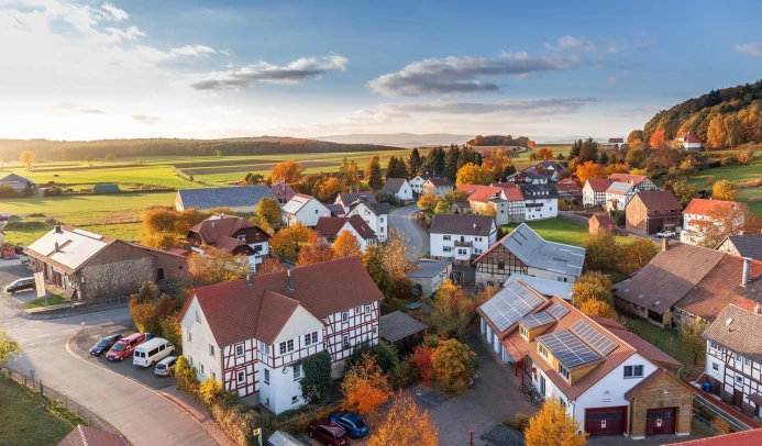 Das Bild zeigt ein Dorf von oben.