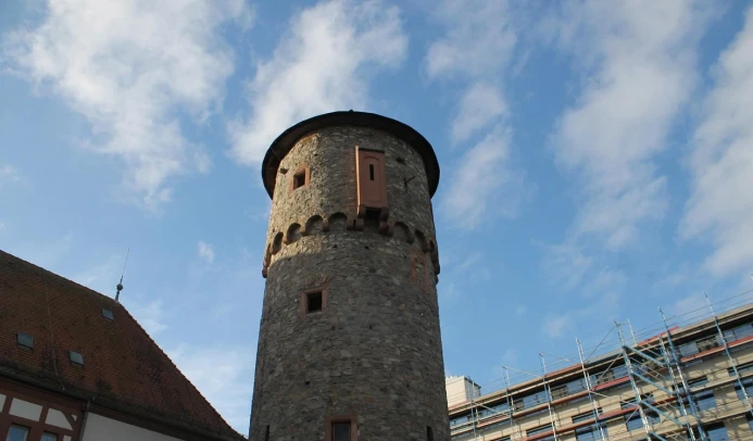 Ein runder Turm (Hexenturm) in Dieburg.