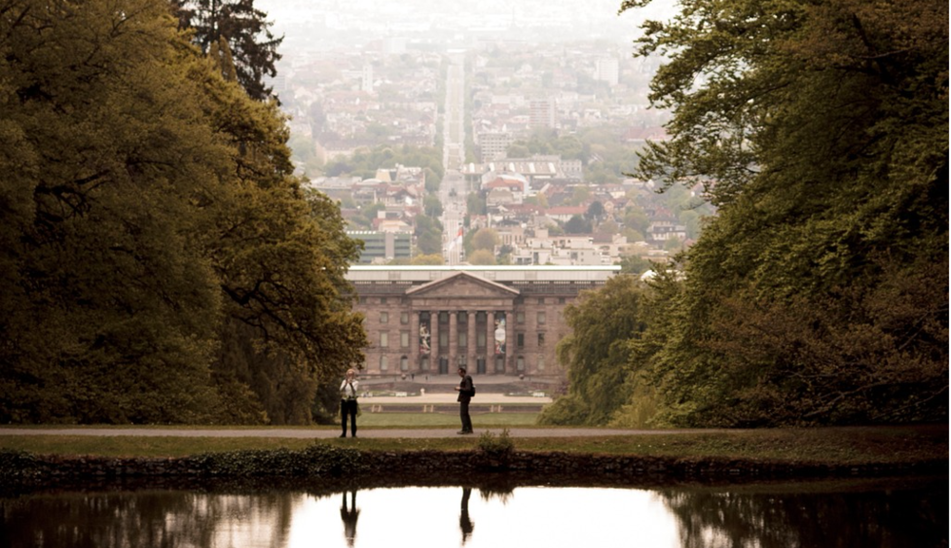 Blick aus Richtung des Herkules auf das Schloss Wilhelmshöhe und die Wilhelmshöher Allee in Kassel