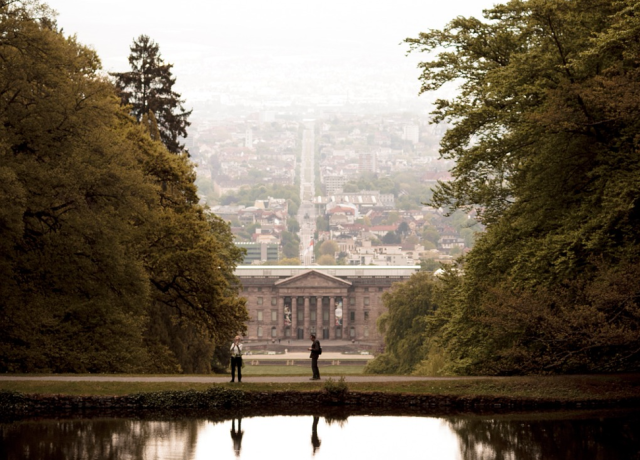 Blick aus Richtung des Herkules auf das Schloss Wilhelmshöhe und die Wilhelmshöher Allee in Kassel