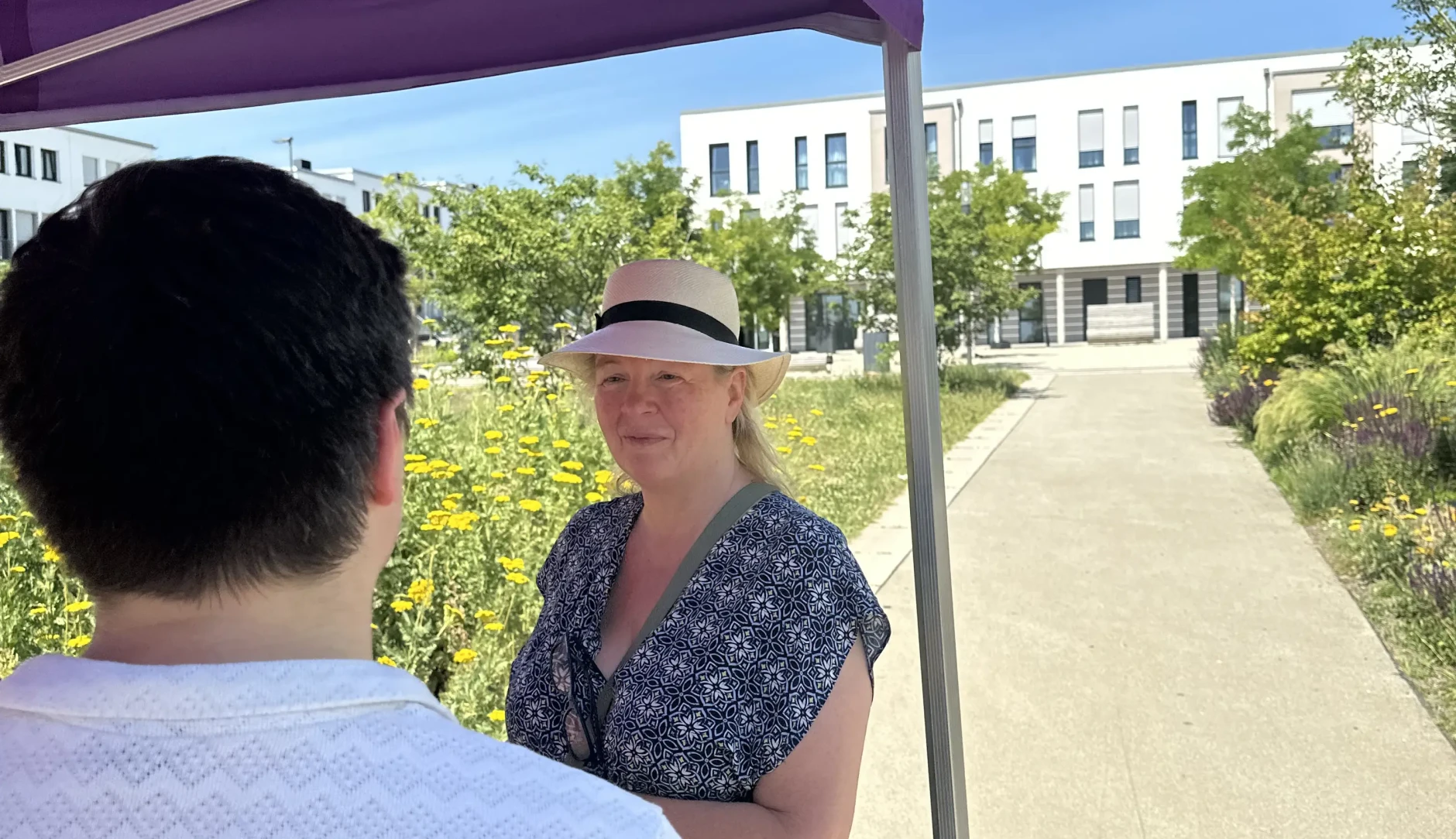 Christiene Jouaux-Frönd steht an einem Volt Infostand.