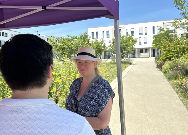 Christiene Jouaux-Frönd steht an einem Volt Infostand.