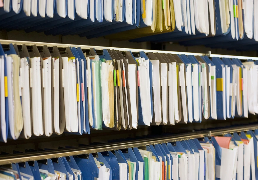 Hängende Papierakten in einem Archivschrank