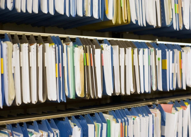 Hängende Papierakten in einem Archivschrank